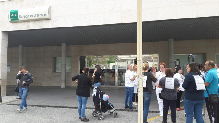 Trabajadores del Hospital de Motril se concentran en protesta por la situación límite del centro hospitalario